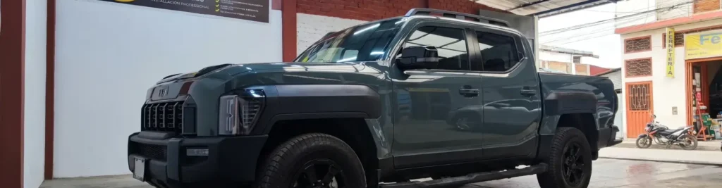 Fotografía de auto con polarizado y láminas de seguridad integrada en la galería interactiva del diseño web desarrollado por Cristhian Estudio.